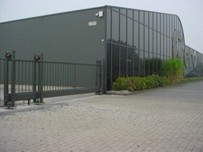 Vrijdragende schuifpoorten met drukwielen